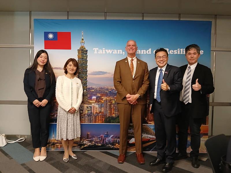 駐邁阿密辦事處周啟宇處長（右2）與邁戴郡航空局長Ralph Cutie（中）及日本駐邁阿密副總領事津田文代（左2）合影。