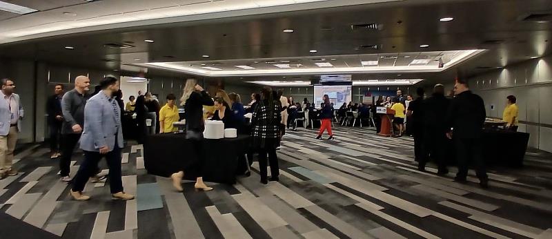 機場團隊歡聚，享受台灣美食。