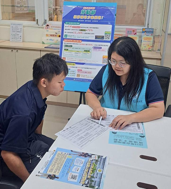 在台東就業中心就服員協助下，小銘成功申請「支援青年就業計畫」，並透過專業諮詢與履歷指導，逐步釐清興趣與職涯方向。