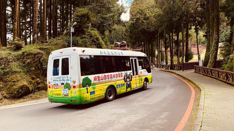 阿里山國家森林遊樂區自104年4月全面採用電動中型巴士作為遊園車種，每年減少322.75公噸排碳量。
