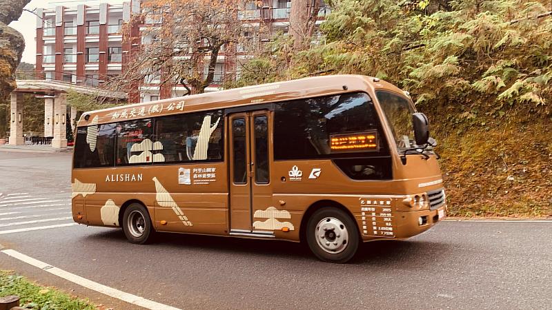 阿里山國家森林遊樂區電動遊園車提供遊客旅程彈性及安全舒適接駁，為園區內遊程不可或缺的交通工具。