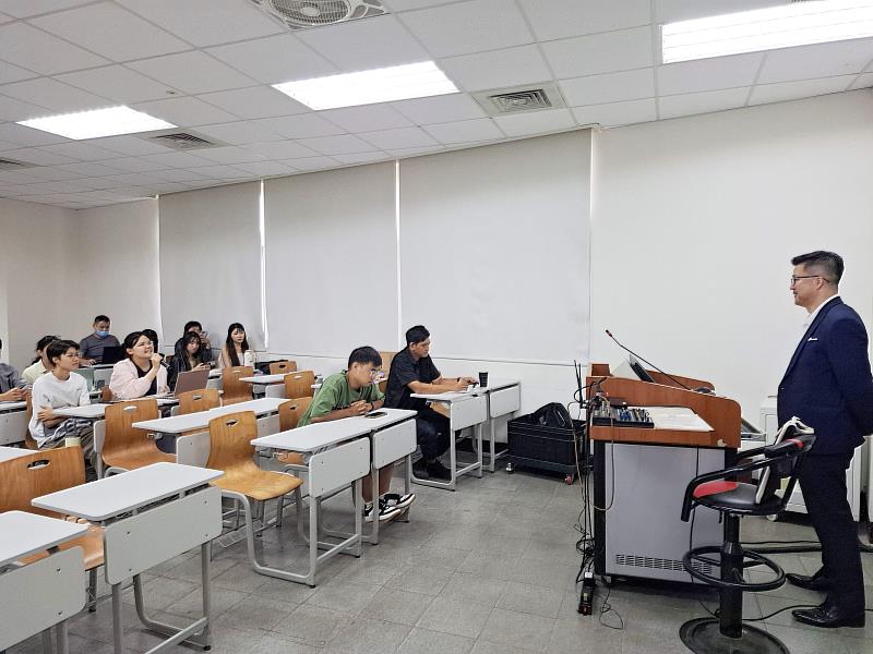 蔡副總與學生進行交流，現場學生踴躍提問數位轉型議題。