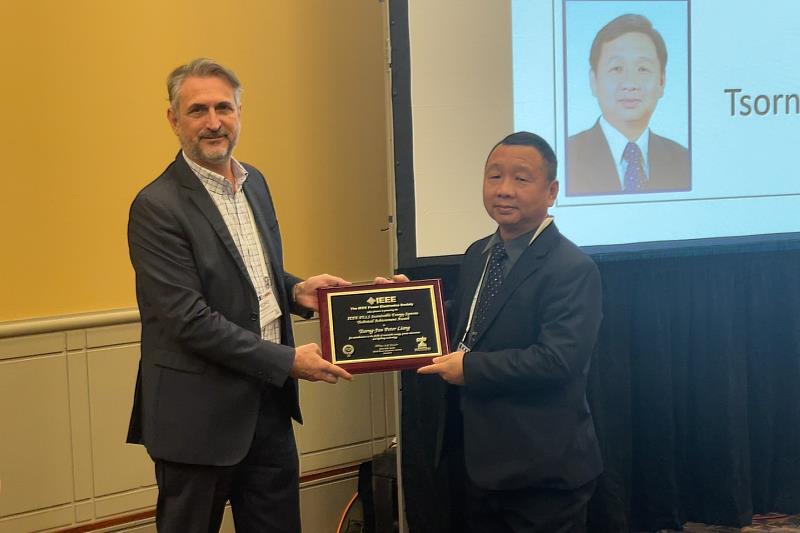 梁從主特聘教授（右）獲IEEE電力電子學會（PELS）永續能源系統技術成就獎。