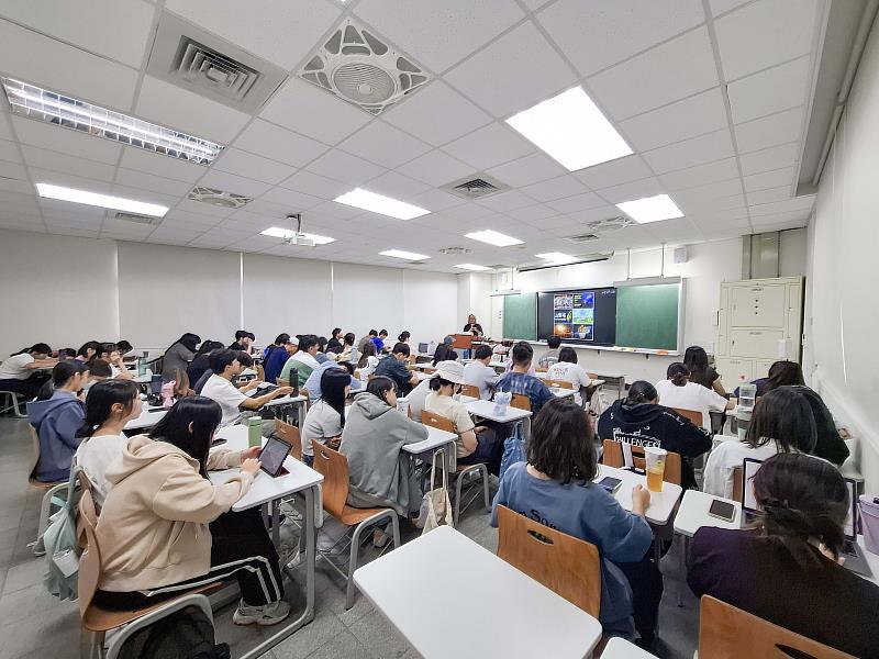 老諾老師向學生分享辦理音樂祭活動的實務經驗。