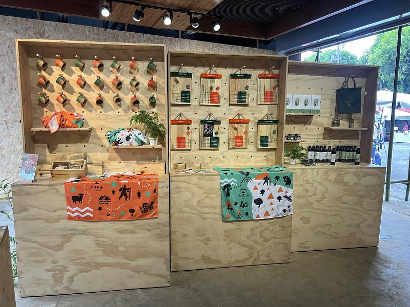 森chill活動系列產品（臺灣二葉松萬年曆、野餐盒、紀念竹杯）及五葉松系列產品。（照片：林業及自然保育署臺中分署）