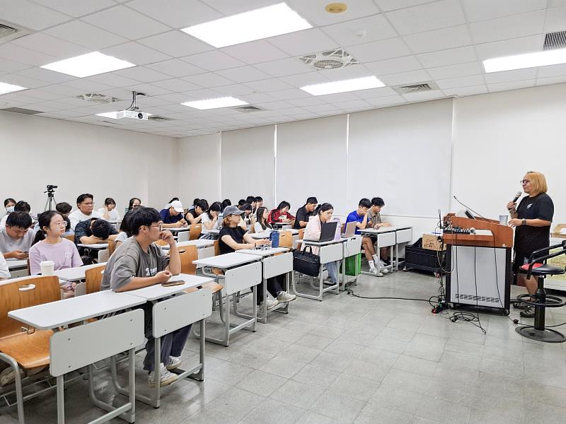 老諾老師分享Live House與音樂節的發展脈絡。