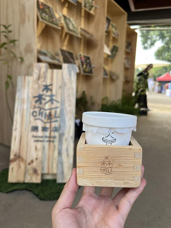 土肉桂鹽之花焦糖義式冰淇淋搭配限量chill紀念檜木盒。(照片:林業及自然保育署臺中分署)