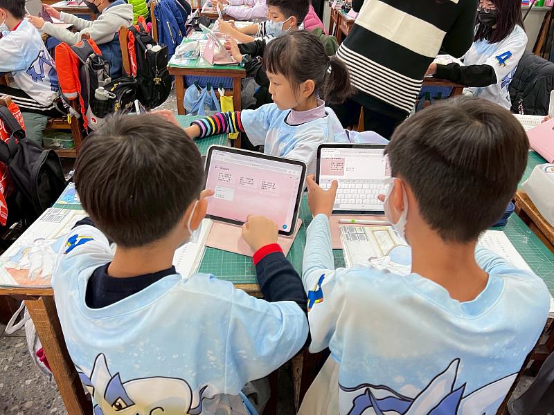 東門國小學生於課堂中使用平板進行互動學習。