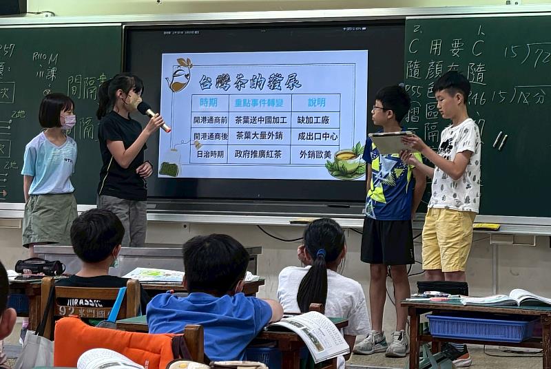 東門國小學生於課堂中操作平板分享畫面進行學習心得分享。