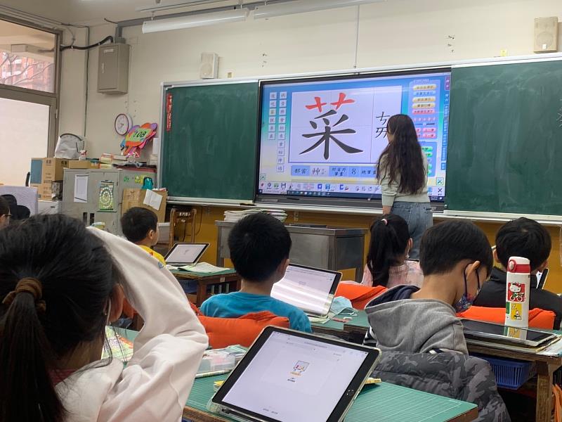東門國小教師以智慧觸控螢幕進行數位教學。