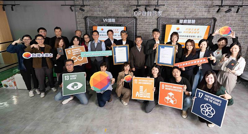 台灣大哥大號召千萬用戶綠色消費，今年亦攜手13個手機品牌合作擴大推出「舊換新」優惠，擴大用戶參與循環行動。