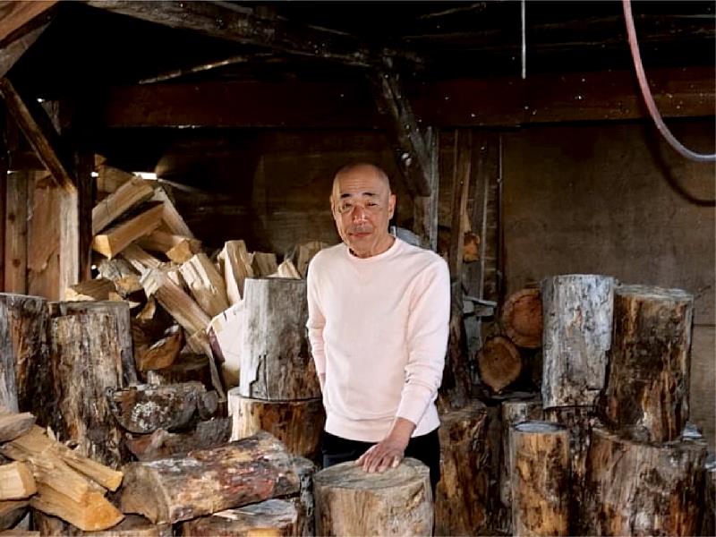 工藝家池田富士夫，日本砥部燒重要工藝師，融合白瓷、青繪與赤、黃釉色，以自然光影為靈感，創造富含詩意的現代砥部燒表現。