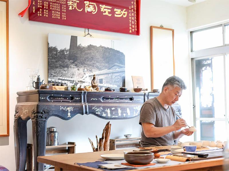 工藝家蘇正立，鶯歌陶瓷世家第四代、立晶窯創辦人，以高溫釉色與台灣在地美學聞名，擅長透過釉色流動展現器物沉穩與深度。