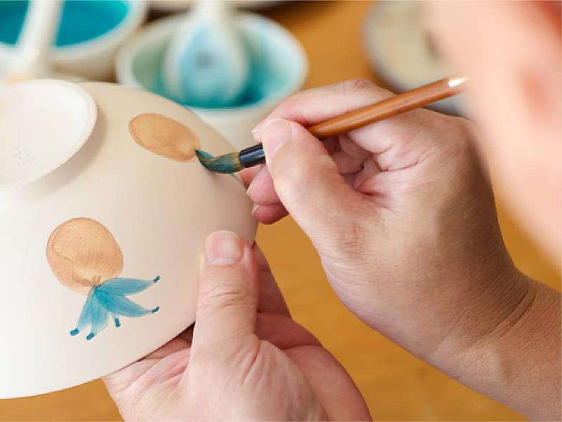 蘇正立在立晶窯工作室創作特寫，專注於器物繪製與釉料層疊的瞬間，呈現鶯歌燒職人精神與百年技法的延續。