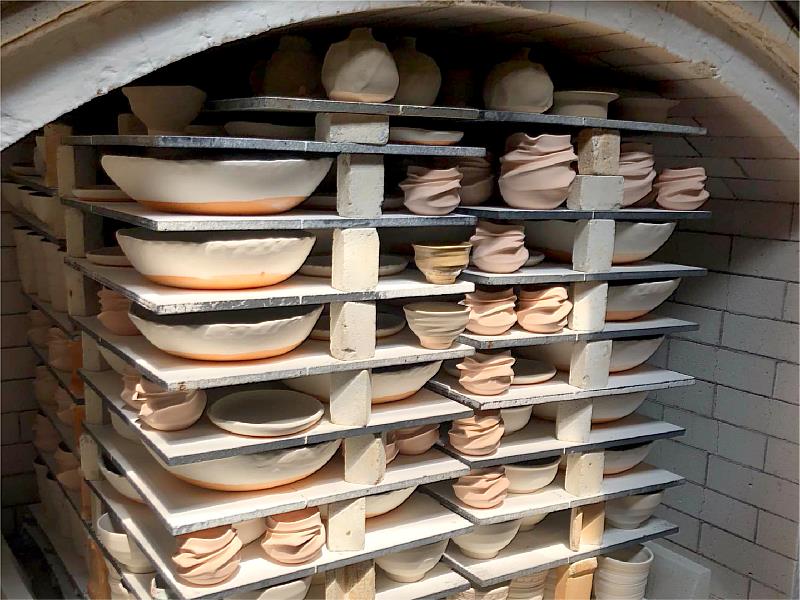 池田富士夫於龍泉窯，窯場側拍（陶坯準備入窯），呈現砥部燒入窯前的準備過程，體現日本職人一步一步累積而成的工藝信念。