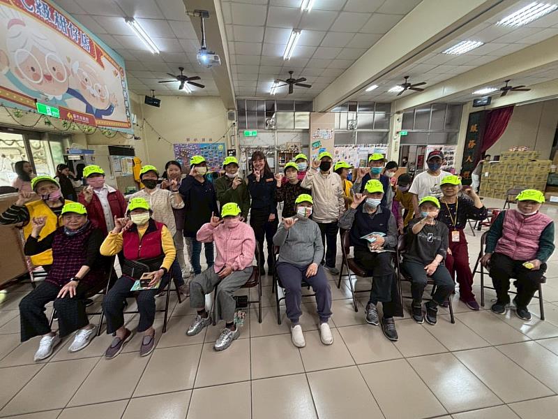 警察局前往各社區照顧關懷據點宣導活動照。