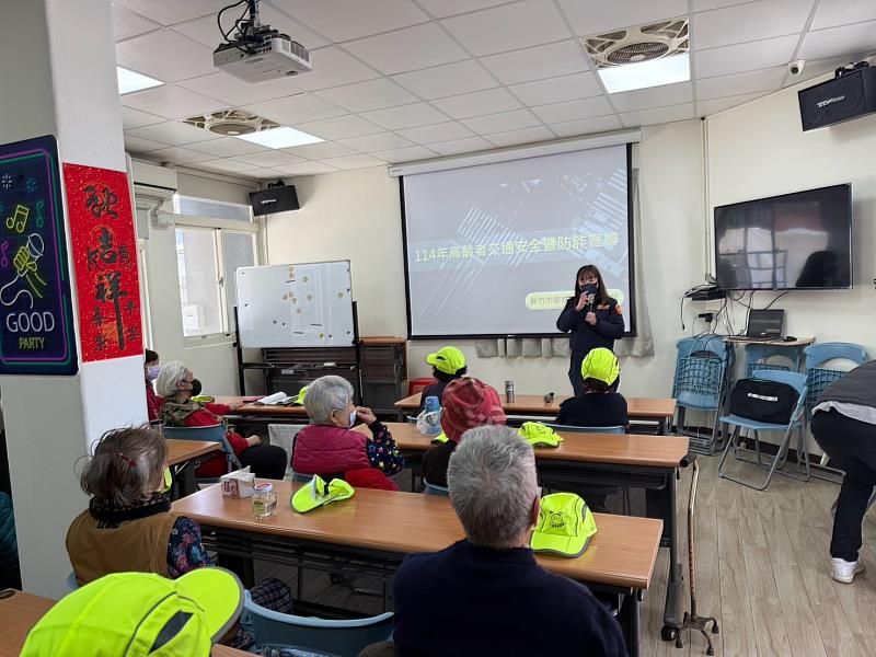 警察局前往各社區照顧關懷據點宣導活動照。