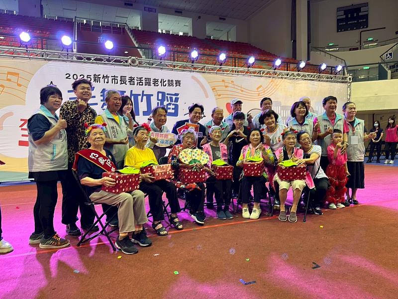 警察局前往各社區照顧關懷據點宣導活動照。