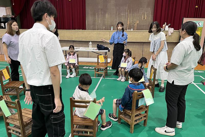 注音符號闖關活動現場,南大師資生設計多元關卡,協助學童在遊戲中展現聽、說、讀能力。
