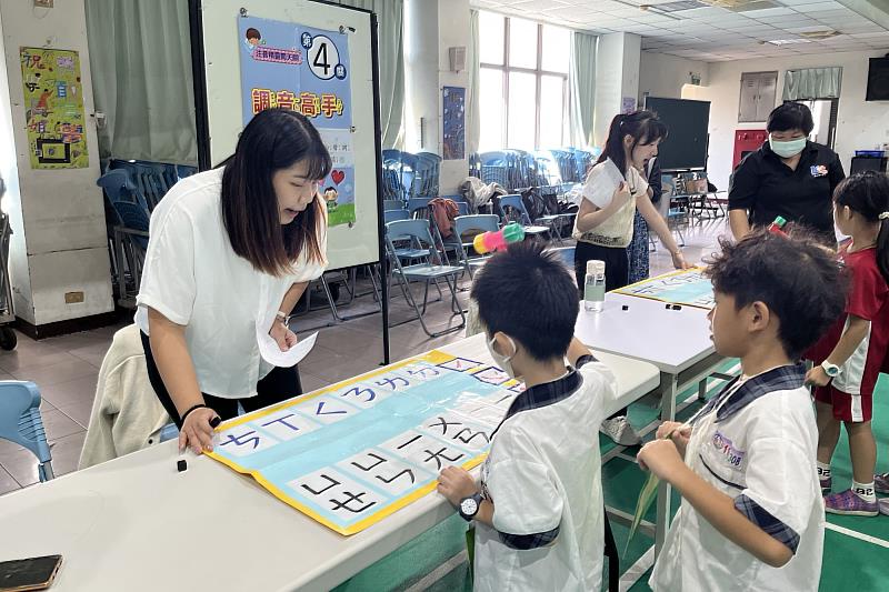 崑山國小一年級學童在南大師資生引導下進行注音學習任務，專注投入闖關挑戰。