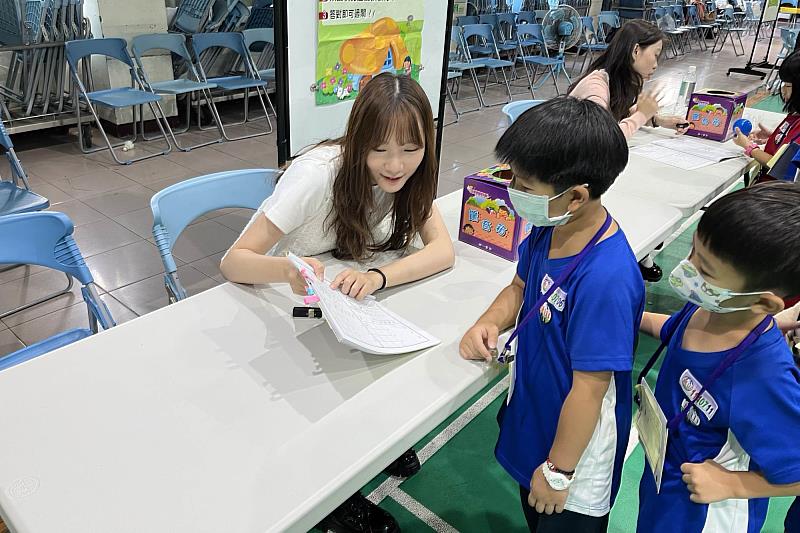 注音闖關活動吸引小一學童熱情參與,南大與在地學校合作,打造兼具趣味與學習成效的教學場域。