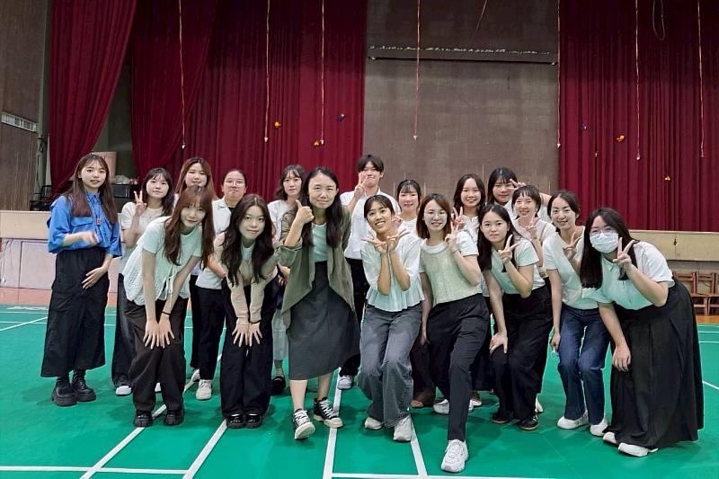 國立臺南大學國語文學系師資生在崑山國小帶領注音符號闖關活動，與小一學童進行分組互動。