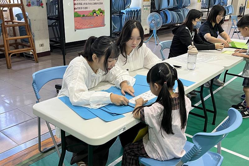 南大國語文學系師資生於闖關檢測中觀察學童學習狀況，累積第一線教學實務經驗。