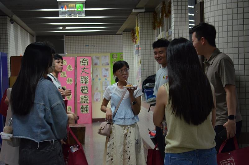 南大教育學系108與109級系友返校參與茶敘，分享現場經驗與班級經營心得，促進新進教師瞭解教職樣貌。