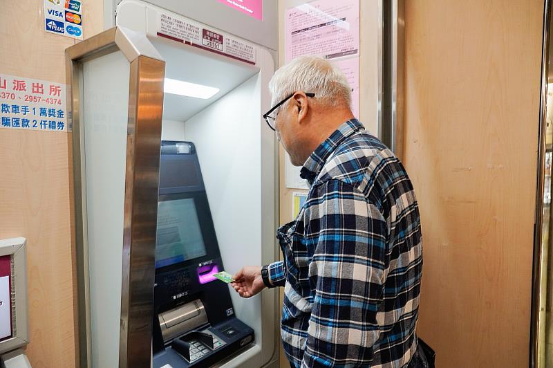 全民普發現金已開放透過ATM進行領取，新北社會局提醒長輩務必提高警覺，慎防詐騙。