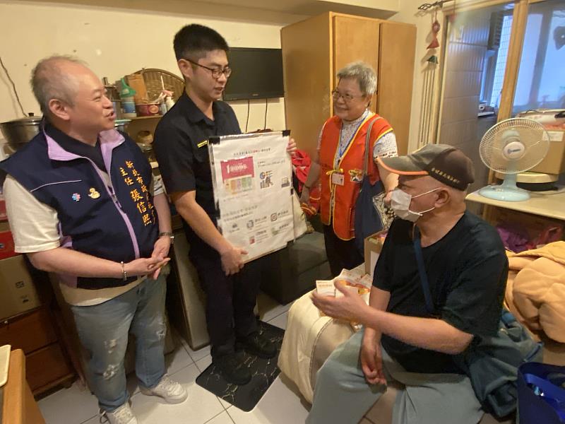 新北市北海岸社福中心聯合警政共同至獨居長輩家中宣導防詐騙。