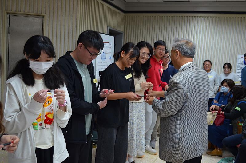 南大校友總會吳東林理事長以行動支持後進，親手贈予「好運筆」鼓勵未來投身教育的同學。