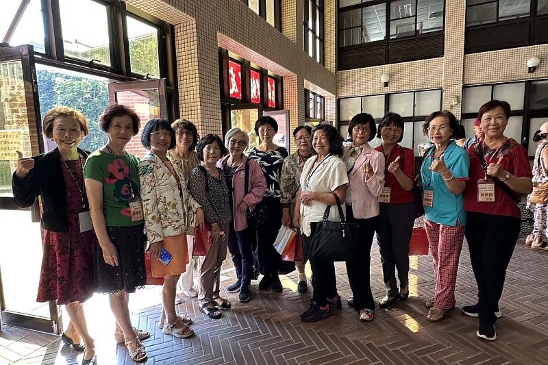 南大64級校友興致昂然地參與本次級友會活動，重啟當年同窗間的互動。