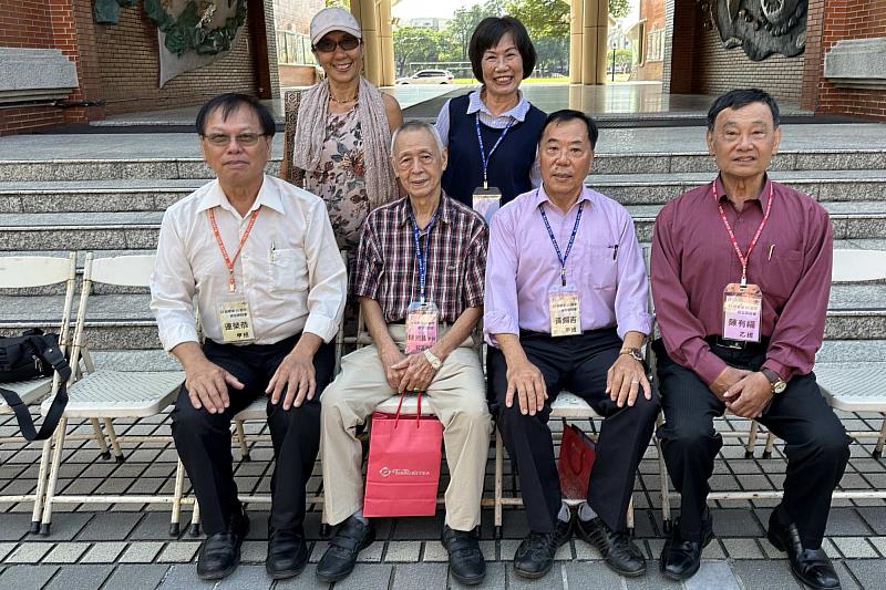 南大64級校友與陳光雄老師於活動中溫馨互動，展現師生間長久的連結與情誼。