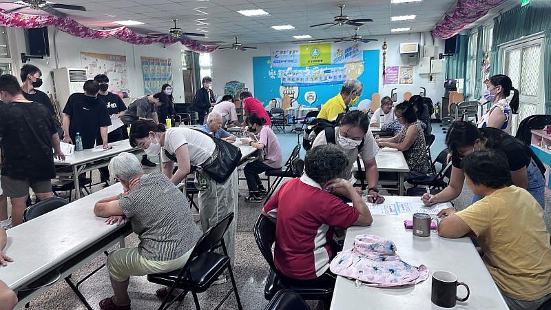 元培健管系學生透過社區服務提升專業技能與溝通技巧。