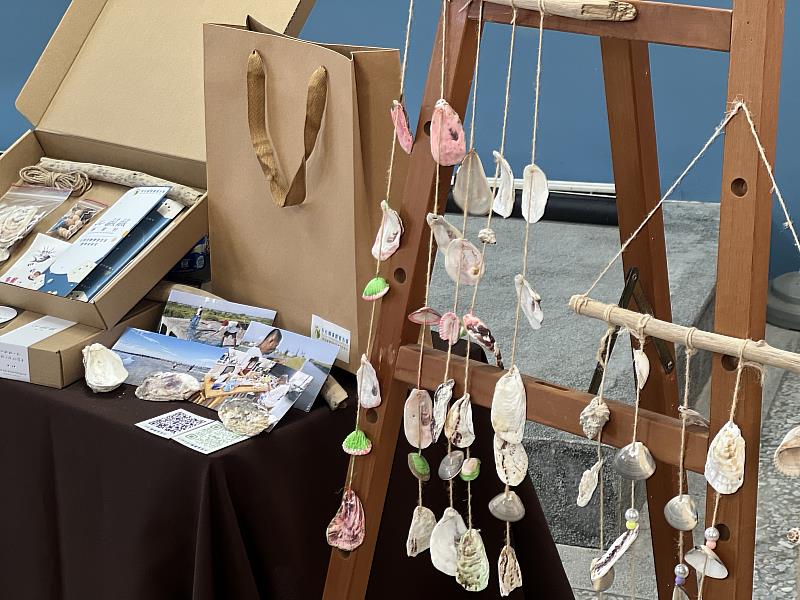 「鹹鹹夢享村」分享蚵殼風鈴製作。