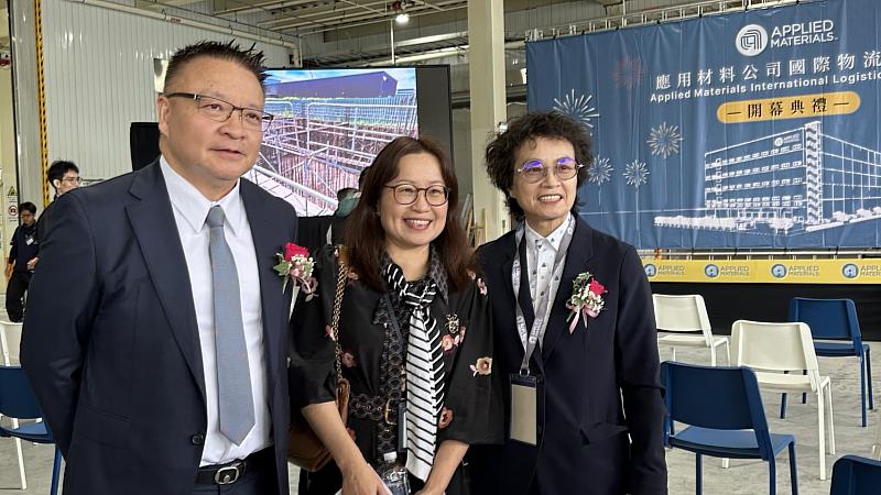 貴賓合照（左起：台灣應用材料股份有限公司余定陸副總裁、林靜霜處長、南市府趙卿惠副市長）