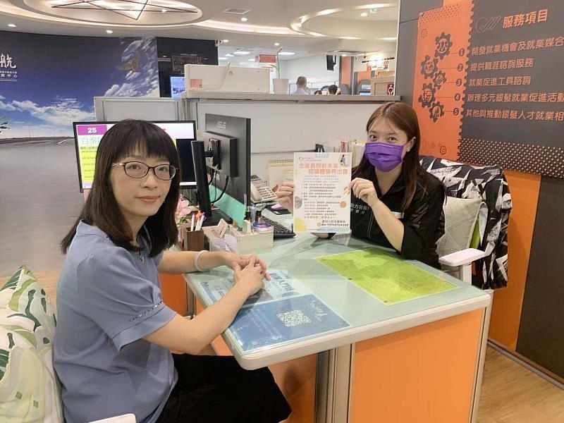 就服員為阿寬安排長照參訪課程。