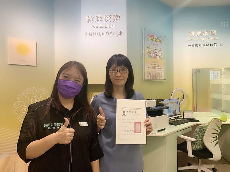 阿寬開心分享取得的證照。