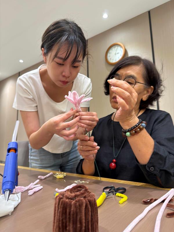 公廣系學生（左）協助學員製作。