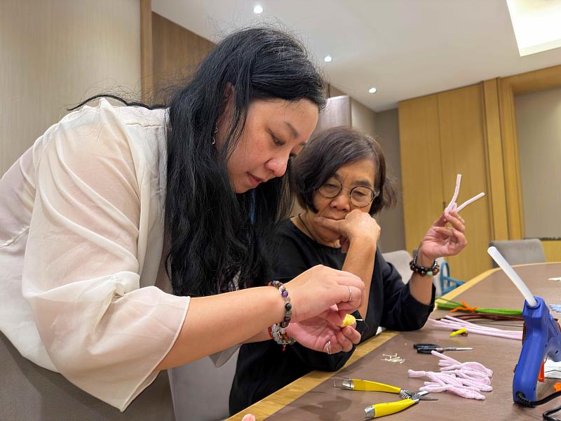 何若齊老師（左）指導學員製作。