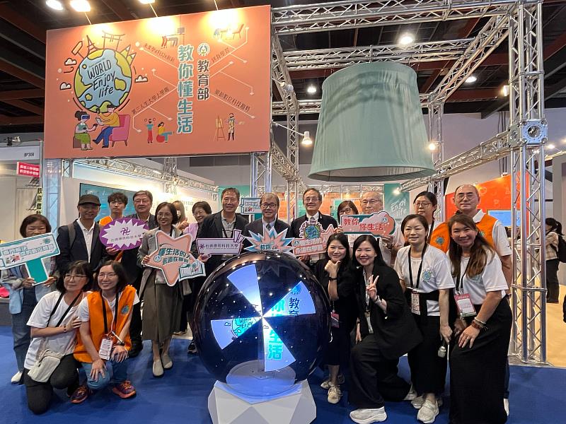教育部部長鄭英耀於11月14日親臨教育部終身教育司「教你懂生活」開幕活動，關心樂齡終身學習推動成果，並勉勵持續強化全民生活素養與數位學習力。