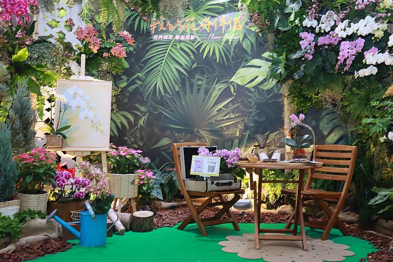 國產花卉妝點交通節點公共場域。