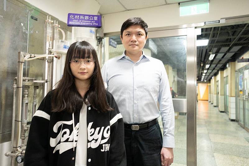 陳姿卉感謝陳輝龍指導教授（右）的帶領，全心投入研究，成果獲國際期刊肯定。
