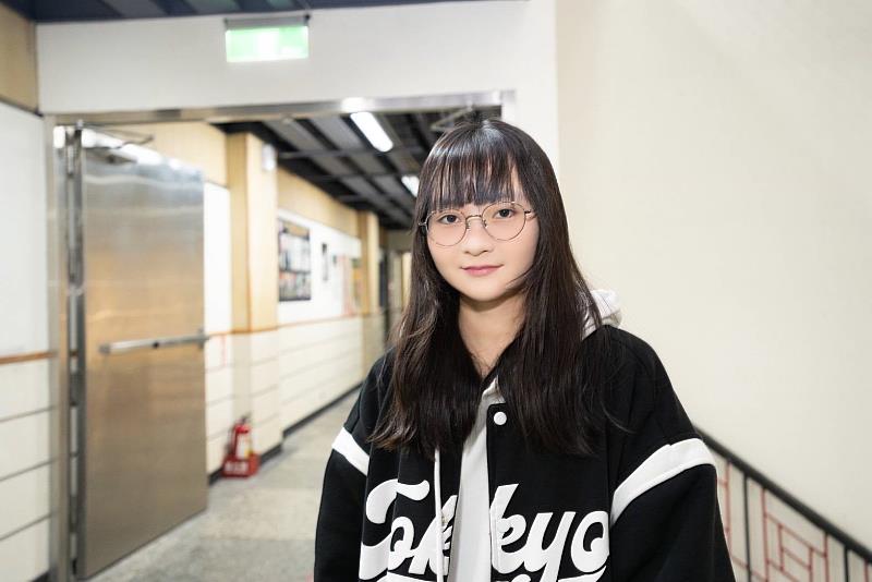 文化大學化材系陳姿卉，登上美國化學協會高等級期刊《ACS Applied Energy Materials》，並以第一作者發表論文，榮登當期期刊封面（Front Cover），她感謝文化大學提供完善設備與師長指導。