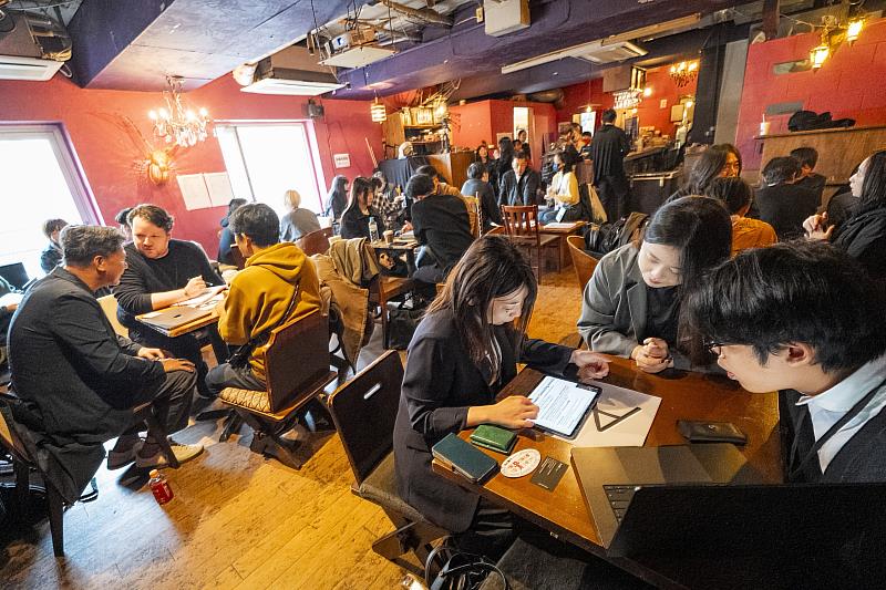 媒合會交流氣氛熱絡，3天共計完成超過 100 場商務洽談。（文策院提供、西岡浩記攝）