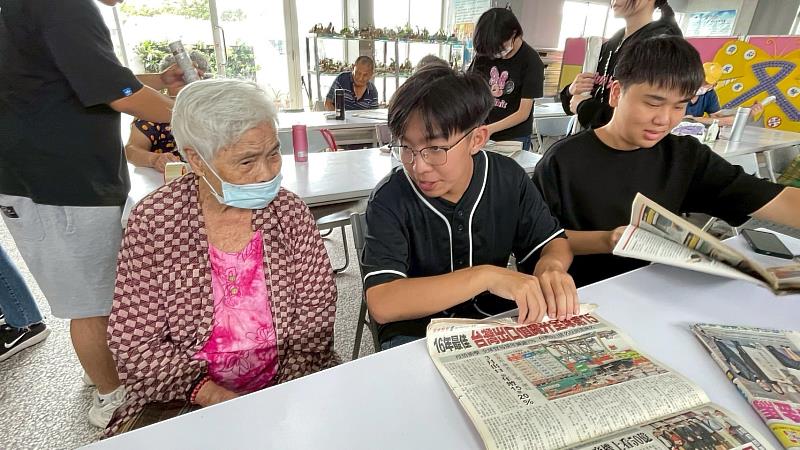 青銀共學，分組互相認識。