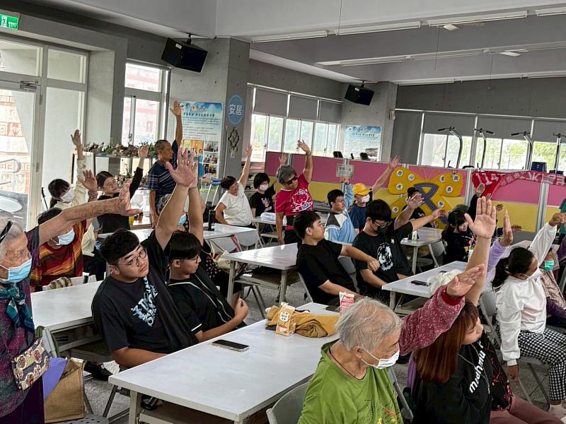 社區長輩與育達科大學生跟著老師做健康操。