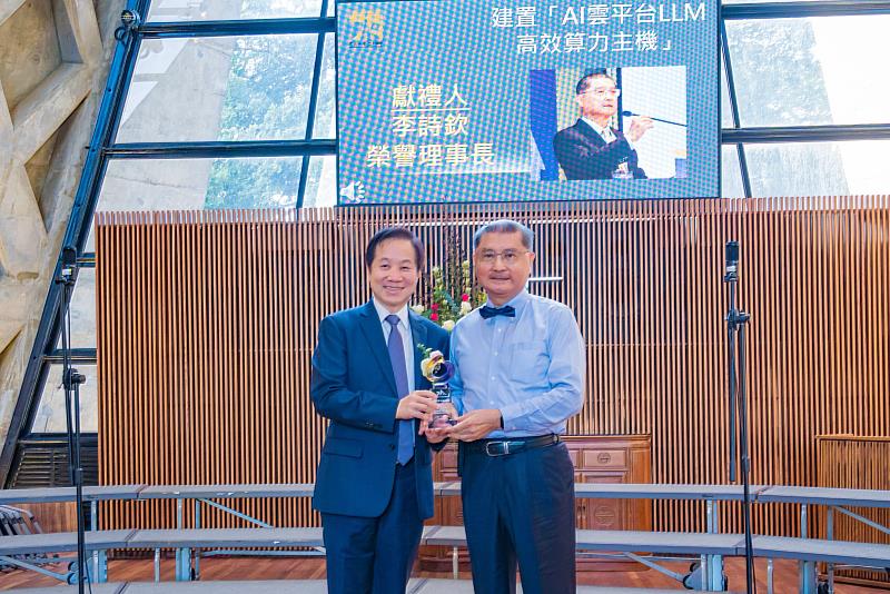 東海校長張國恩表示，李詩欽校友不僅為人謙和關心母校，他愛母校的心更是化為行動，常年默默貢獻。