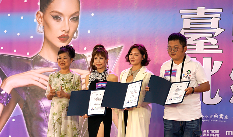 台灣尤努斯基金會執行長王絹閔（左1）頒贈「世界蔬食永續影響獎」獎狀予優勝網紅，第1名－律智敏SASA（右2）、第2名－QQ姐姐生活食玩買（左2）、袁彬的美食旅遊筆記（右1）。