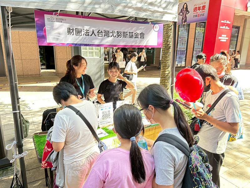 台灣尤努斯基金會在網紅節活動現場設立攤位倡議三零願景。